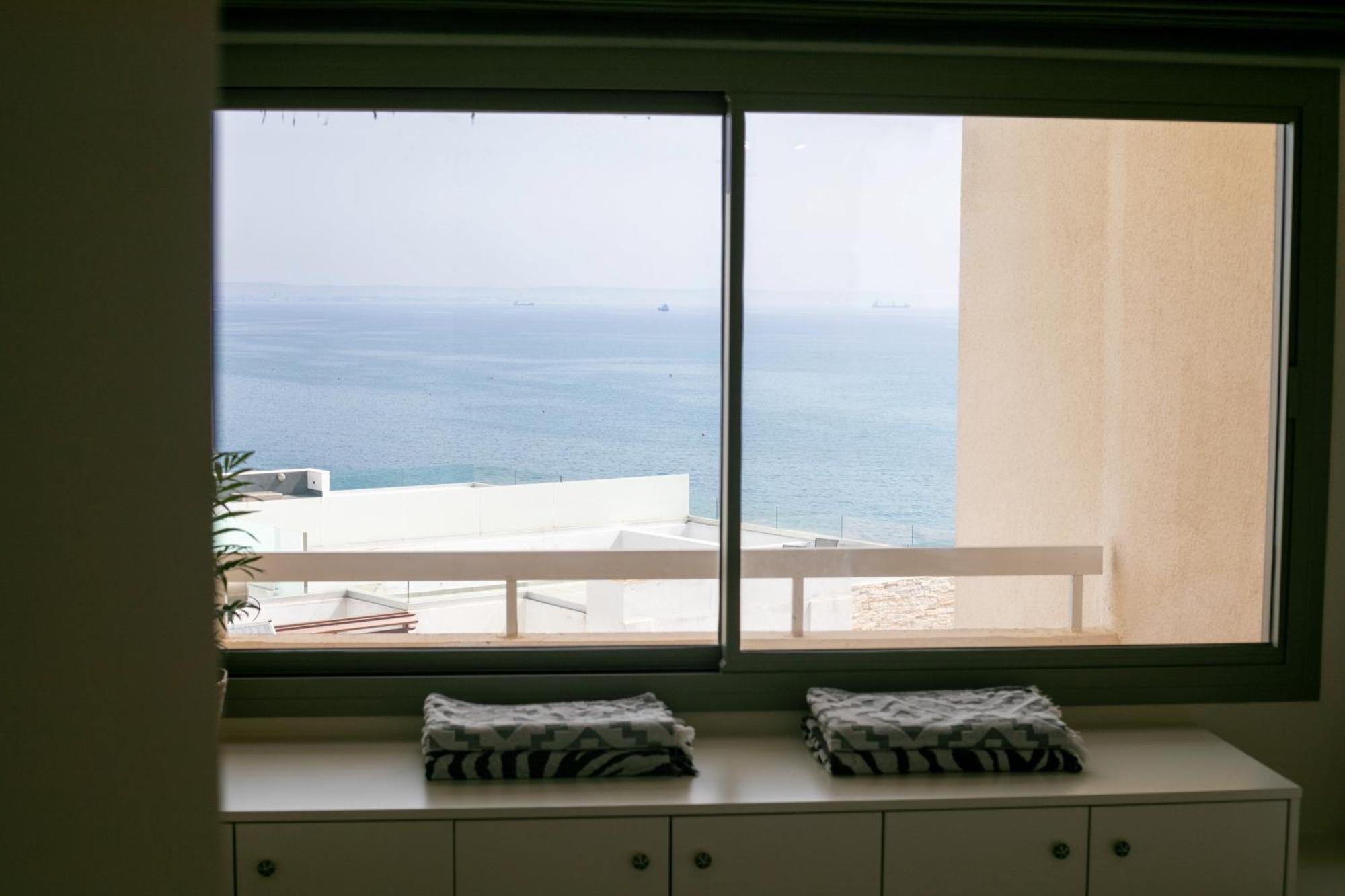 Palmove Luxurious Beachfront Apt Lárnaka Eksteriør bilde