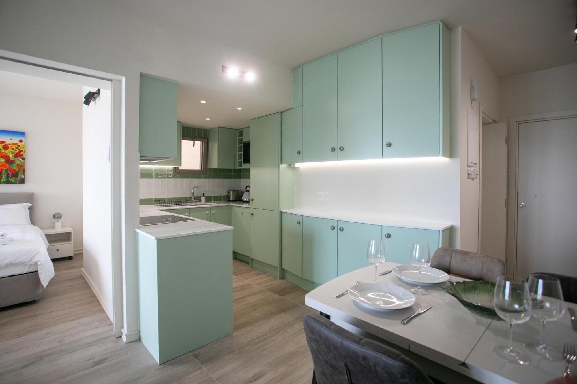 Palmove Luxurious Beachfront Apt Lárnaka Eksteriør bilde