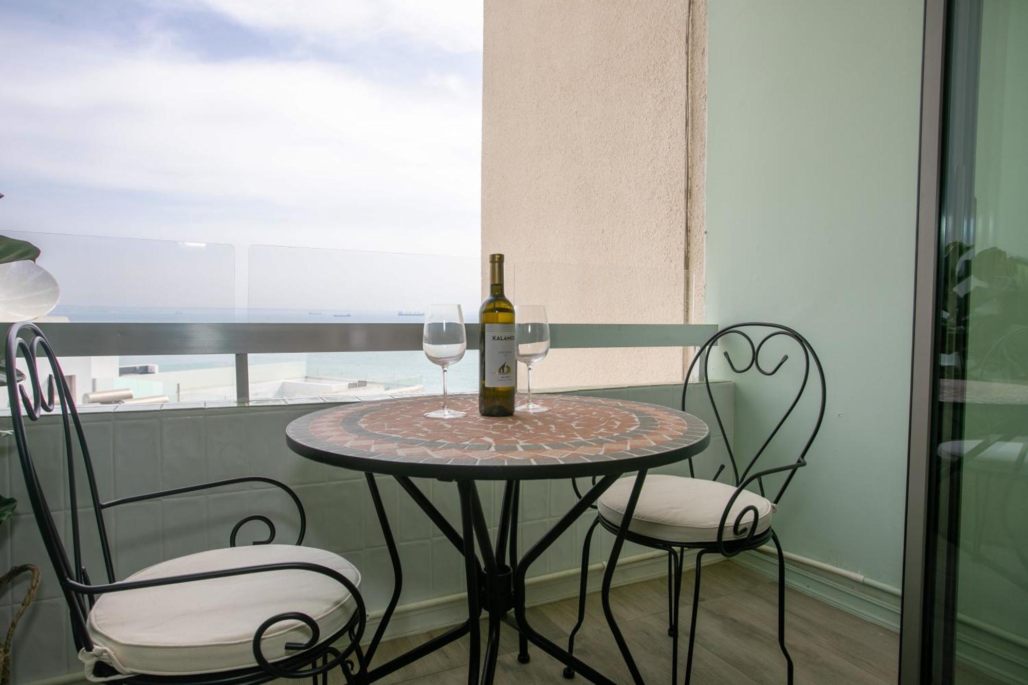 Palmove Luxurious Beachfront Apt Lárnaka Eksteriør bilde
