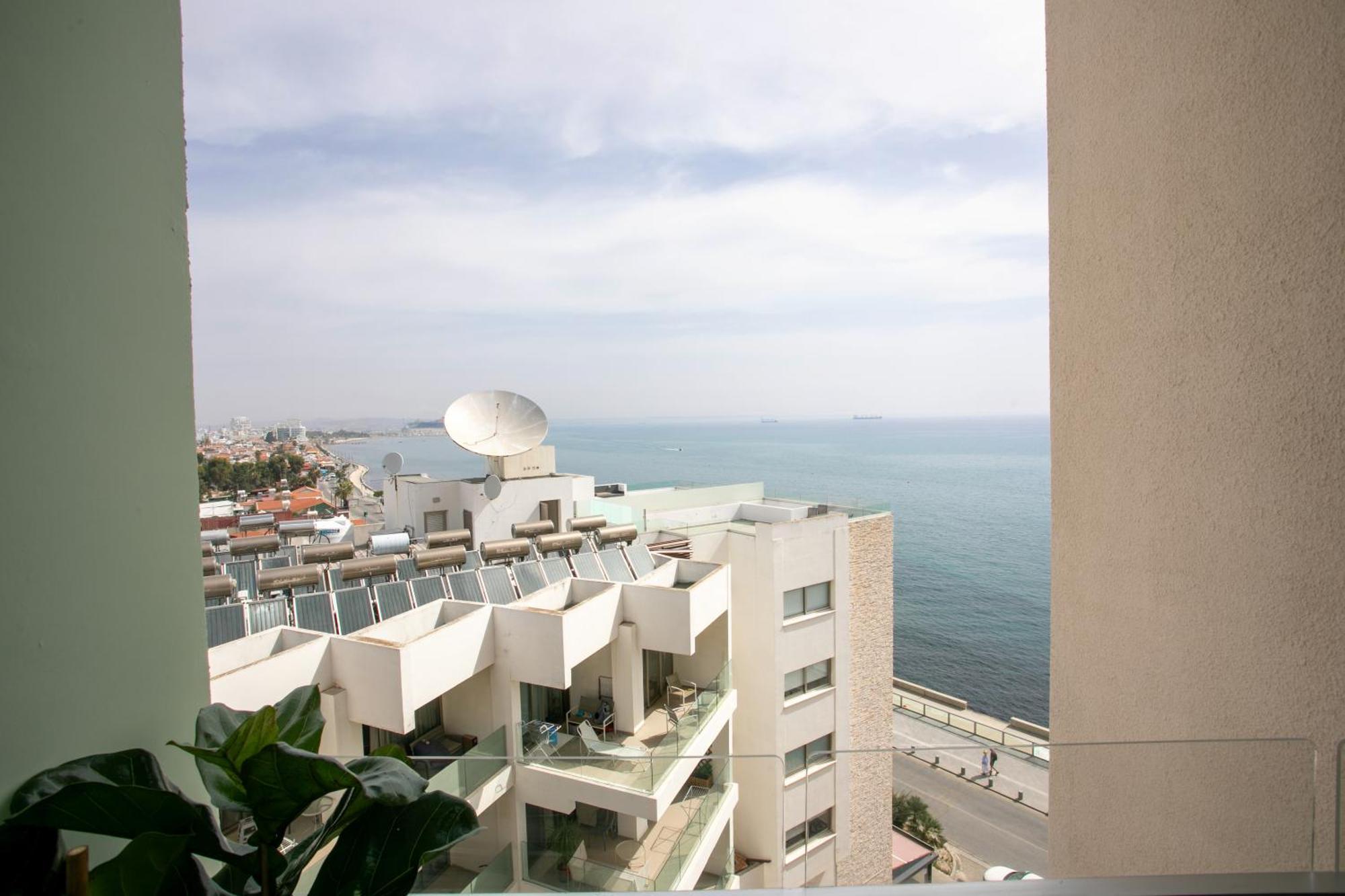 Palmove Luxurious Beachfront Apt Lárnaka Eksteriør bilde
