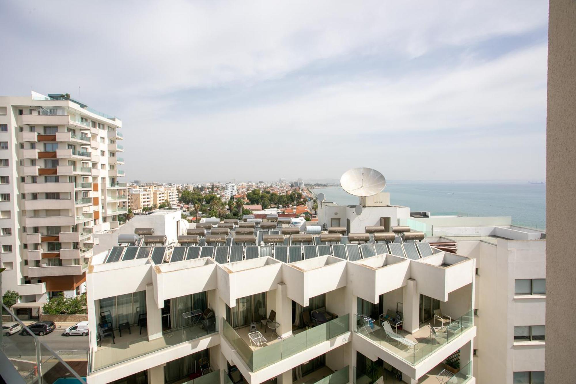 Palmove Luxurious Beachfront Apt Lárnaka Eksteriør bilde
