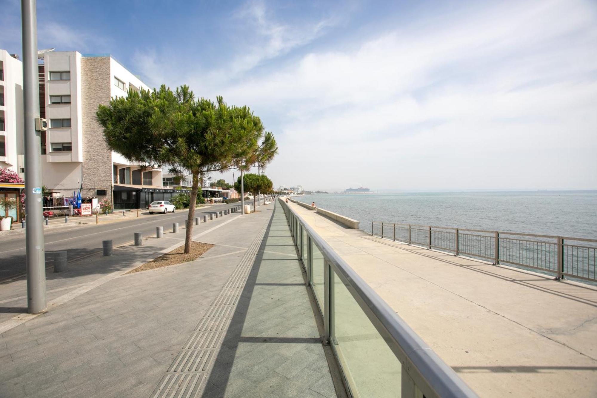 Palmove Luxurious Beachfront Apt Lárnaka Eksteriør bilde