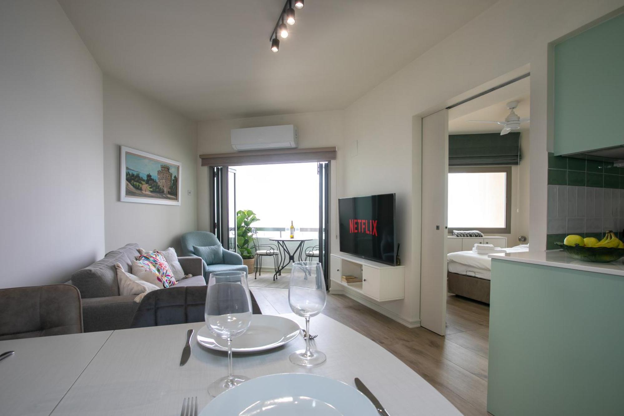 Palmove Luxurious Beachfront Apt Lárnaka Eksteriør bilde