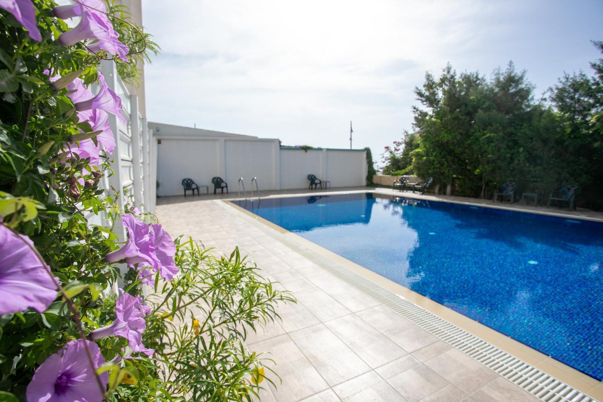 Palmove Luxurious Beachfront Apt Lárnaka Eksteriør bilde