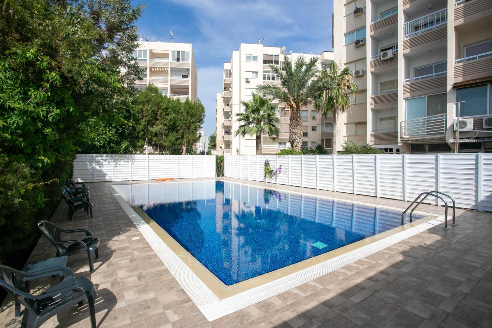 Palmove Luxurious Beachfront Apt Lárnaka Eksteriør bilde