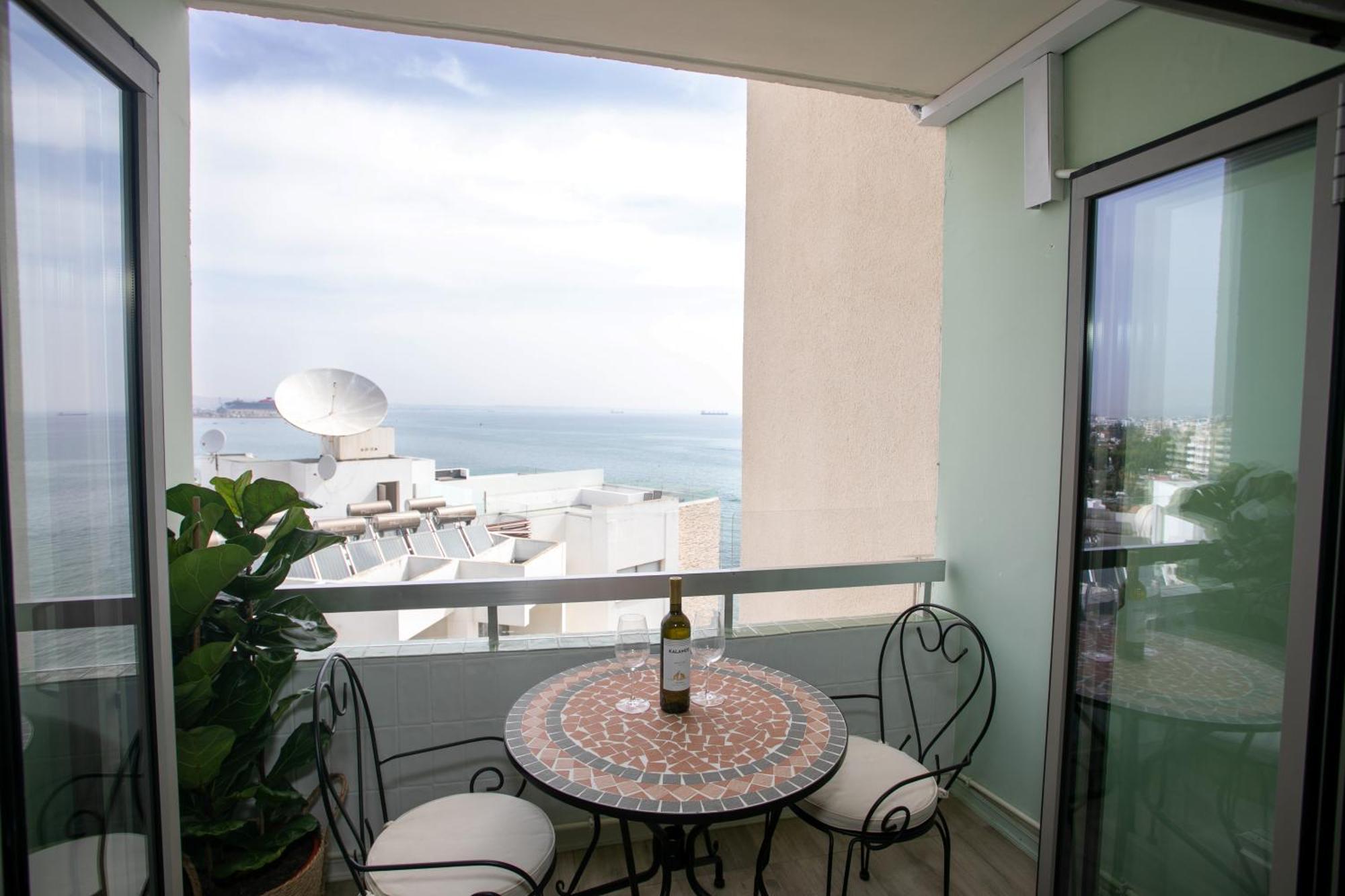 Palmove Luxurious Beachfront Apt Lárnaka Eksteriør bilde