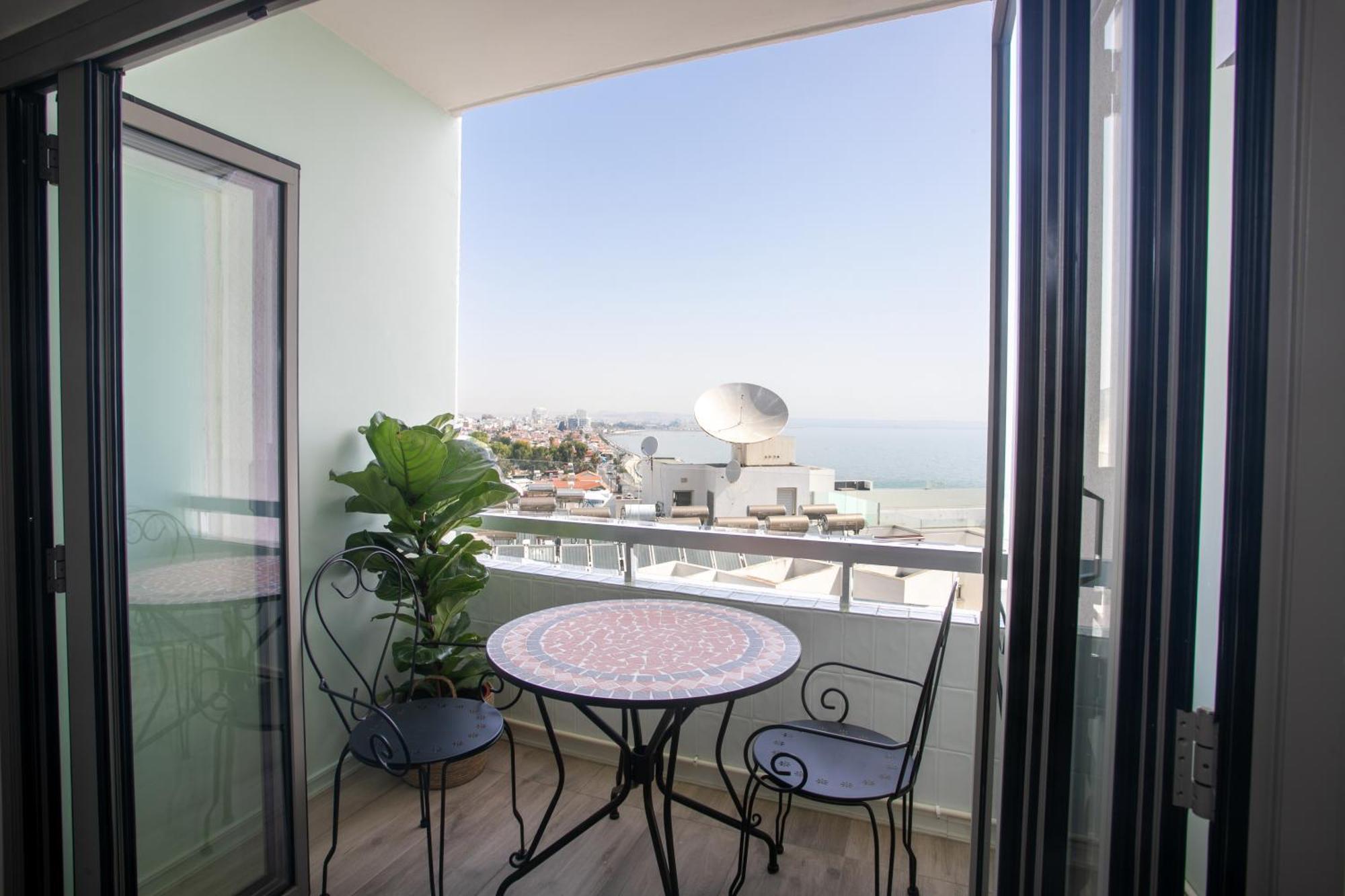 Palmove Luxurious Beachfront Apt Lárnaka Eksteriør bilde