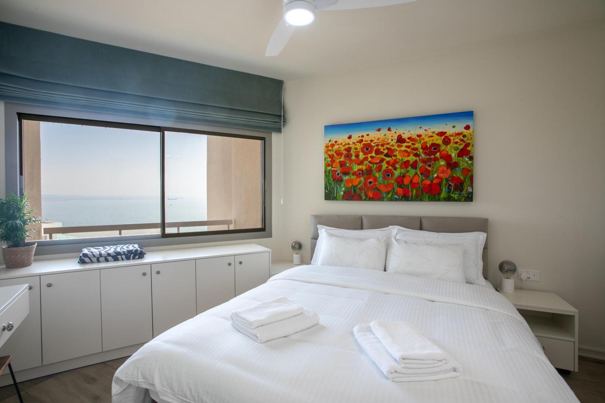 Palmove Luxurious Beachfront Apt Lárnaka Eksteriør bilde